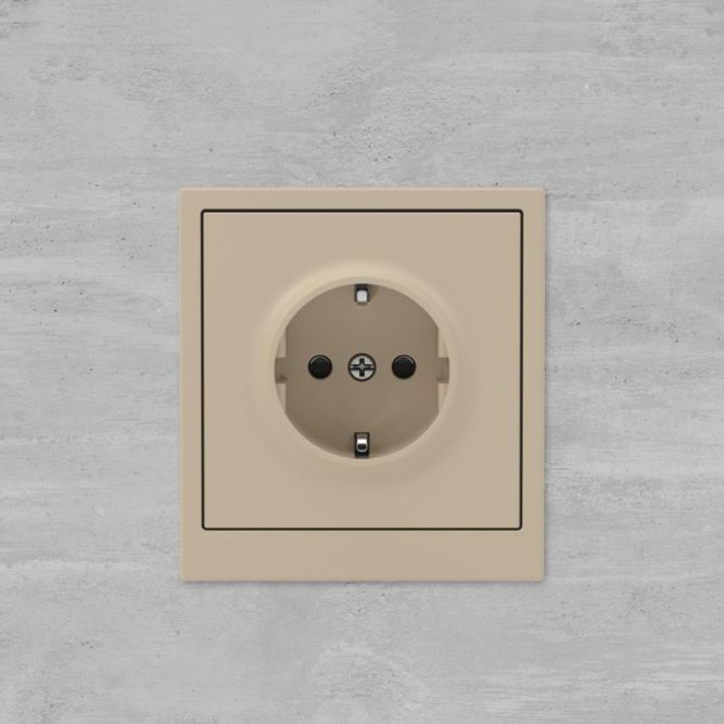 Розетка силовая KANT 2P+E защ. шторки ванильн. марципан DKC 7015003
