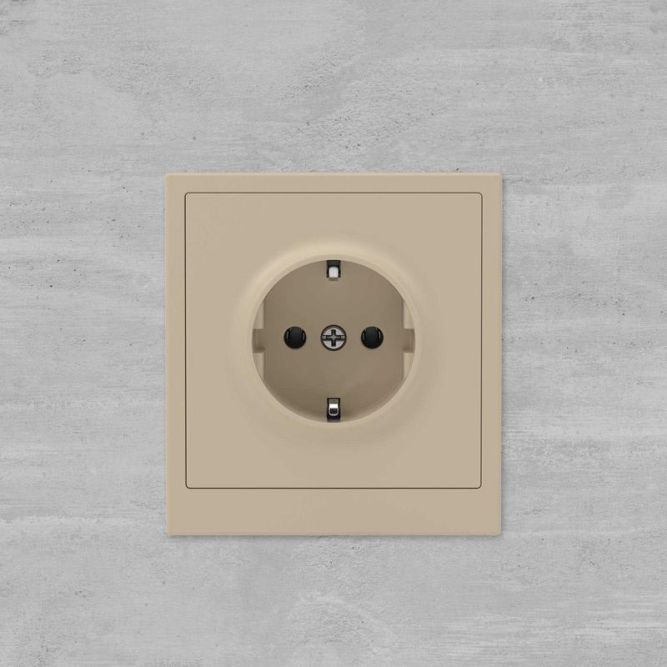 Розетка силовая KANT 2P+E защ. шторки ванильн. марципан DKC 7015033