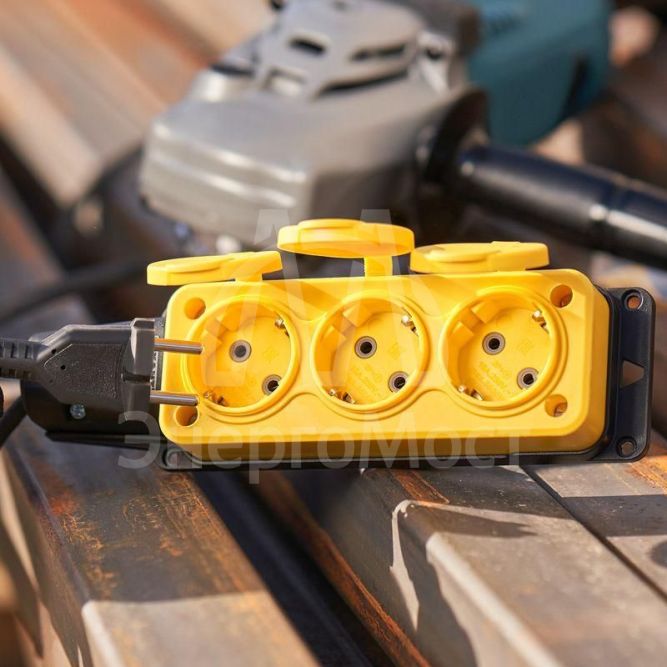 Розетка штепсельная трехместная влагозащищенная с заземл. 16А IP54 каучук желт. Rexant 111-126