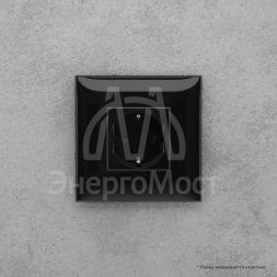 Розетка СП 3п 2P+E Avanti &amp;quot;Черный квадрат&amp;quot; защ. шторки DKC 4402003