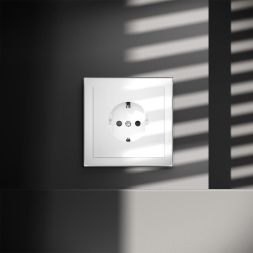 Розетка 1-м СП S70 16А с заземл. защ. шторки механизм бел. глянцевый Voltum VLS040201