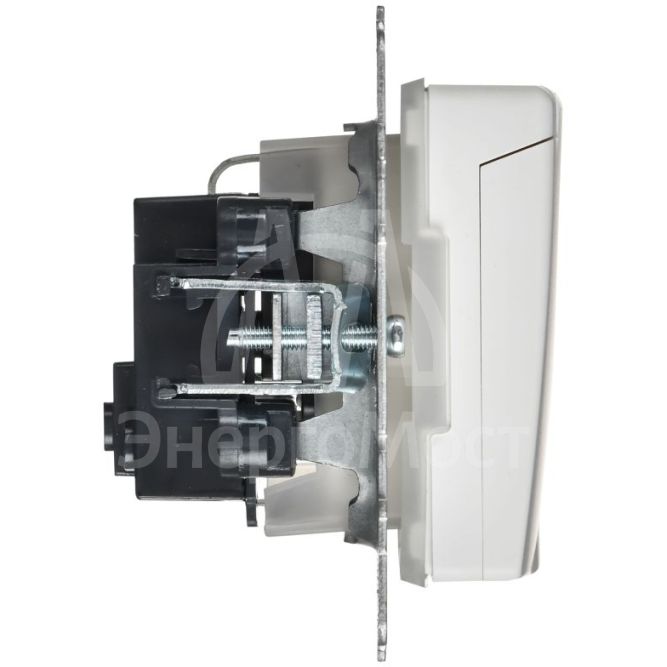 Розетка BRITE РСбш10-3-44-БрАБ 16А IP44 с заземл. защ. шторки с крышкой механизм арктич. бел. IEK BR-R16-16-44-K91