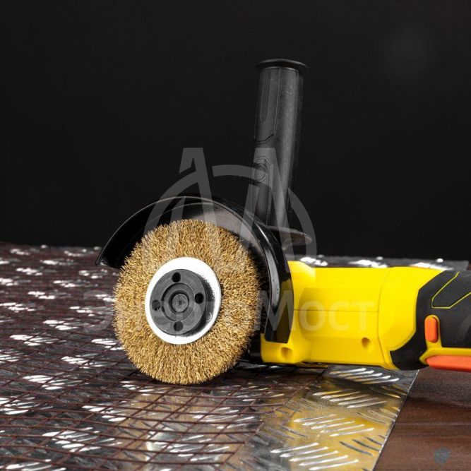 Щетка дисковая для УШМ витая латунированная проволока 100мм отв. 22.23мм Kranz KR-91-1241