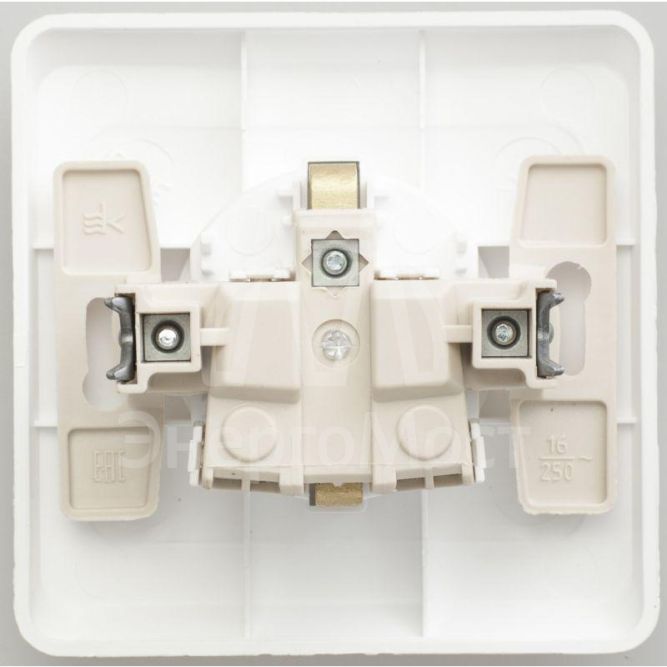 Розетка 1-м СП Этюд 16А защ. шторки с заземл. бел. SchE PC16-004B
