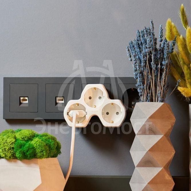 Тройник электрический 16А с заземл. и защ. шторки бел. Rexant 11-1088