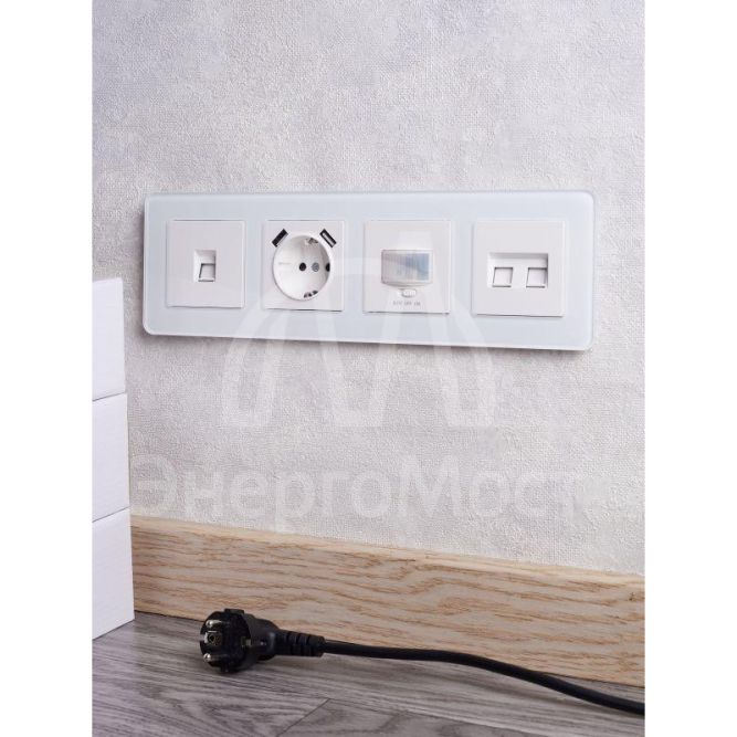 Розетка BRITE РЮш10-2-БрБ 16А с USB A+A 3.1А с заземл. защ. шторки бел. IEK BR-R14-16-U21-D31-K01