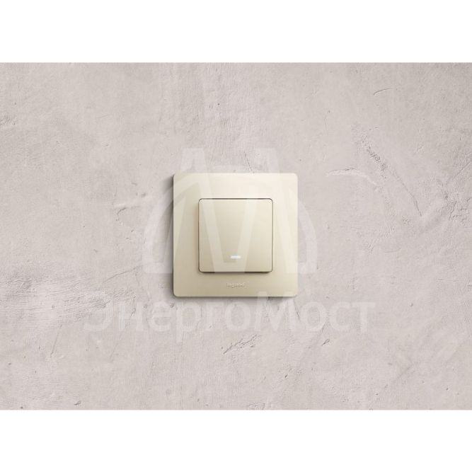 Механизм выключателя 1-кл. СП Etika 10А IP20 250В 10AX с подсветкой/индикацией безвинт. зажимы сл. кость Leg 672303