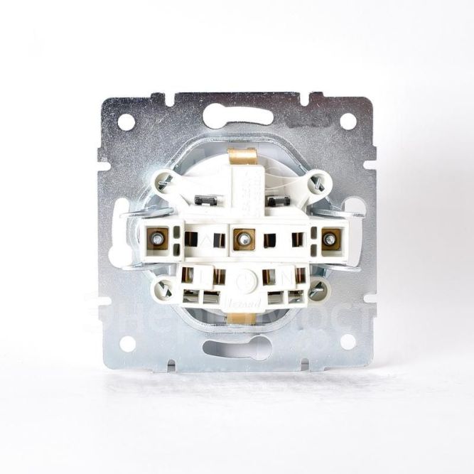 Механизм розетки 1-м СП KARINA защ. шторки с заземл. термопласт серебро мат. LEZARD 707-4388-124B