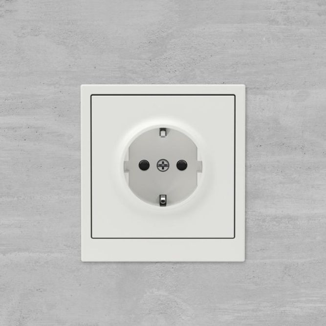 Розетка силовая KANT 2P+E защ. шторки бел. песок DKC 7010003