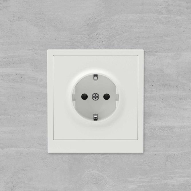 Розетка силовая KANT 2P+E без шторки бел. песок DKC 7010033