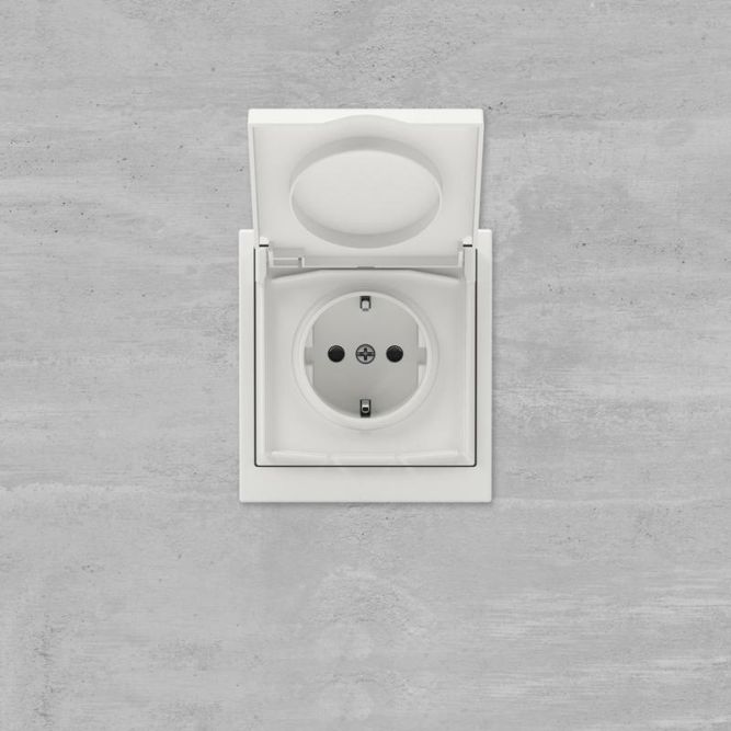 Розетка силовая KANT IP44 2P+E защ. шторки с крышкой бел. песок DKC 7010013