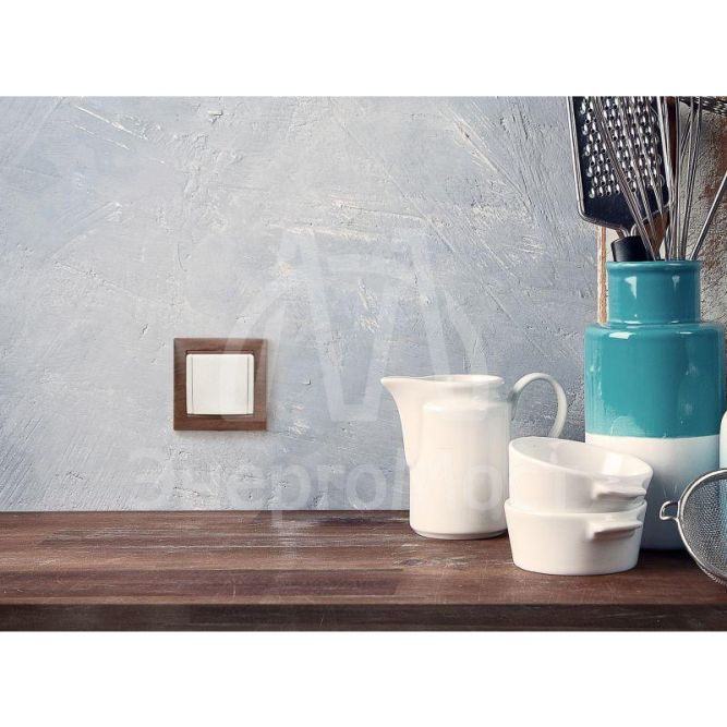 Механизм розетки 1-м СП Valena с защ. крышкой защ. шторки с заземл. сл. кость Leg 774322