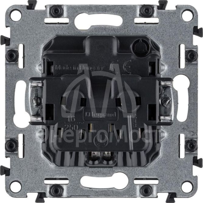 Механизм розетки 1-м СП Valena Life 16А IP20 250В 2К+З с лиц. панелью защ. шторки безвинт. зажимы сл. кость Leg 753520