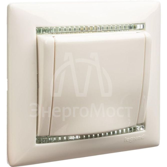Механизм розетки 1-м СП Valena с защ. крышкой защ. шторки с заземл. бел. Leg 774422
