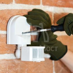 Датчик движения настенный ДДС 01 180град. 1200Вт 10-2000Лк 2-12м 10-420сек IP44 Rexant 11-9205