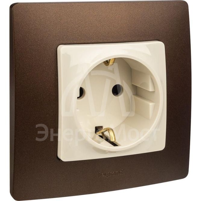 Механизм розетки 1-м СП Etika 2К+З 16А защ. шторки с заземл. винт. зажимы сл. кость. Leg 672322