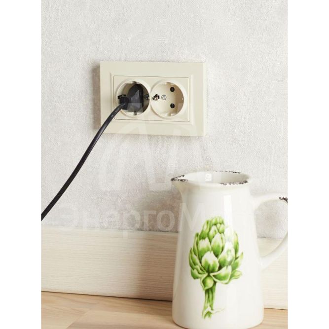 Розетка 2-м СП BRITE РСш12-3-БрКр 16А в сборе с заземл. защ. шторки беж. IEK BR-R24-16-K10-F