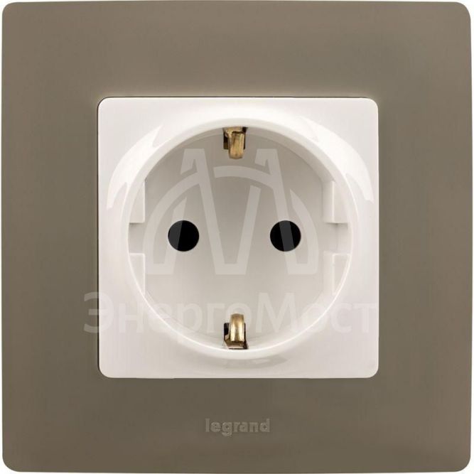 Механизм розетки 1-м СП Etika 2К+З 16А защ. шторки с заземл. винт. зажимы бел. Leg 672222