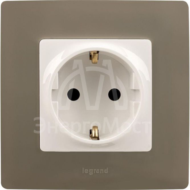 Механизм розетки 1-м СП Etika 2К+З 16А защ. шторки с заземл. винт. зажимы бел. Leg 672222