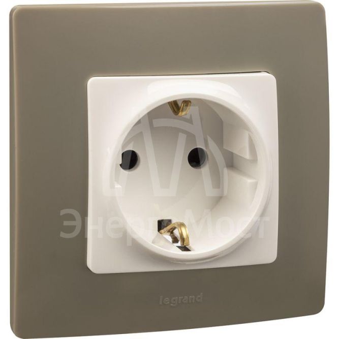 Механизм розетки 1-м СП Etika 2К+З 16А защ. шторки с заземл. винт. зажимы бел. Leg 672222