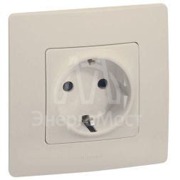Механизм розетки 1-м СП Etika 2К+З 16А с заземл. винт. зажимы сл. кость Leg 672321