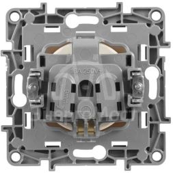 Механизм розетки 1-м СП Etika 2К+З 16А с заземл. винт. зажимы сл. кость Leg 672321