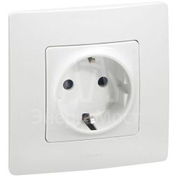 Механизм розетки 1-м СП Etika 2К+З 16А с заземл. винт. зажимы бел. Leg 672221