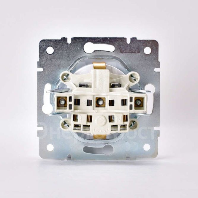 Механизм розетки 1-м СП KARINA защ. шторки с заземл. термопласт жемчуж./бел. перламутр LEZARD 707-3088-124B