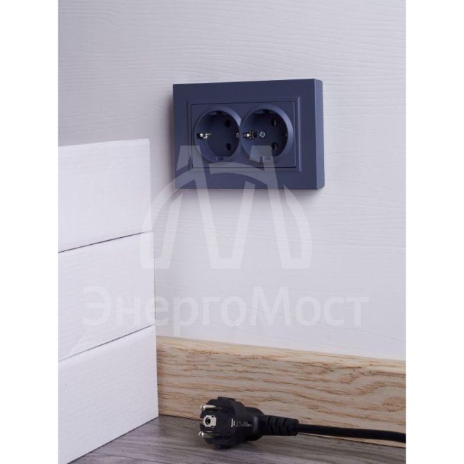 Розетка 2-м СП BRITE РСш12-3-БрМ 16А в сборе с заземл. защ. шторки маренго IEK BR-R24-16-K35-F