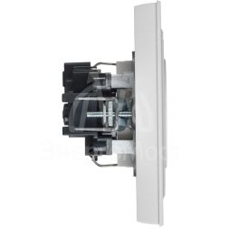 Розетка BRITE РСР14-1-0-БрАБ 16А в сборе с заземл. защ. шторки арктич. бел. IEK BR-R14-16-K91-F