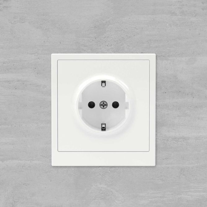 Розетка силовая KANT 2P+E без шторки бел. магнолия DKC 7000033