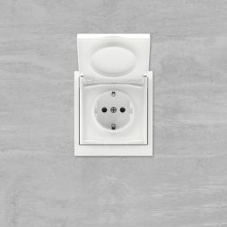 Розетка силовая KANT IP44 2P+E защ. шторки с крышкой бел. магнолия DKC 7000013