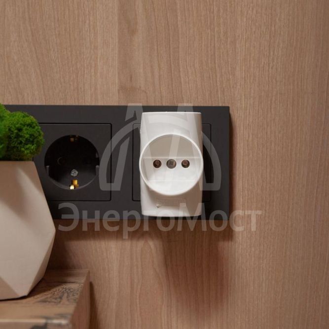 Разветвитель 3-м без заземл. 10А IP20 бел. Rexant 11-1077