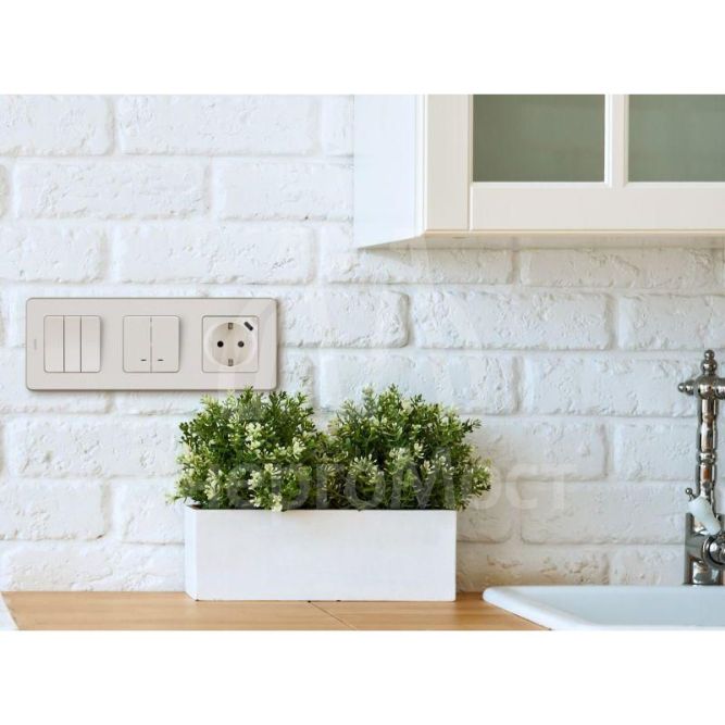 Выключатель 3-кл. Inspiria 250В 10AX сл. кость Leg 673641