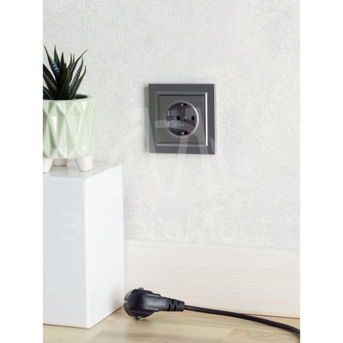 Розетка 1-м СП BRITE РС14-1-0-БрС 16А с заземл. защ. шторки сталь IEK BR-R14-16-K46