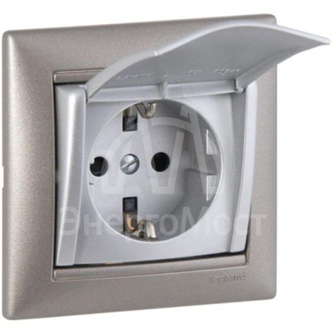 Механизм розетки 1-м СП Valena с защ. крышкой (откидн.) нем. станд. с заземл. алюм. Leg 770122