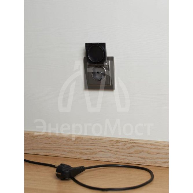 Розетка BRITE РСбш10-3-44-БрС 16А IP44 с заземл. защ. шторки с крышкой сталь IEK BR-R16-16-44-K46