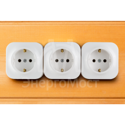 Розетка 1-м ОП Quteo 16А с заземл. бел. Leg 782211