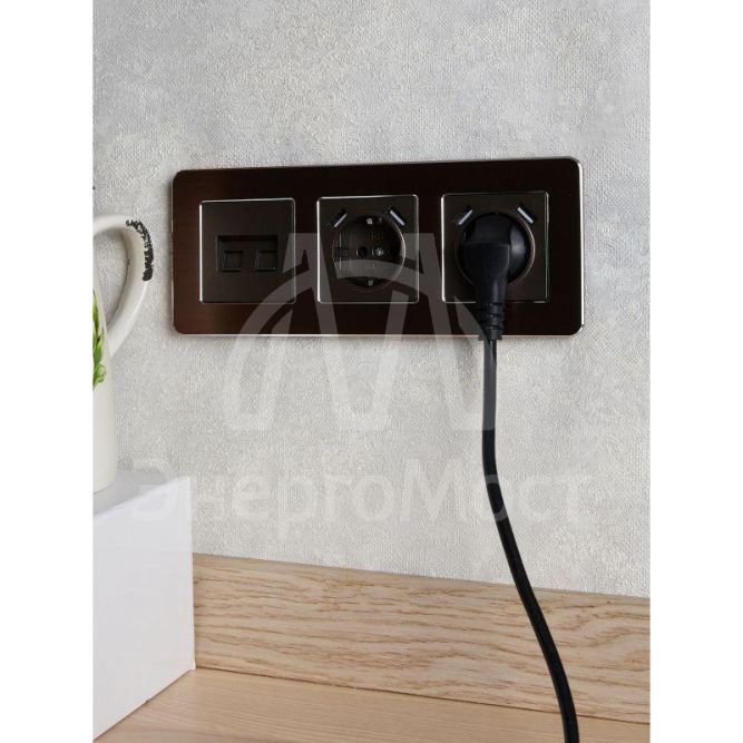 Розетка BRITE РЮш10-1-БрТБ 16А с USB A+A 2.1А с заземл. защ. шторки темн. бронза IEK BR-R14-16-U21-D21-K45